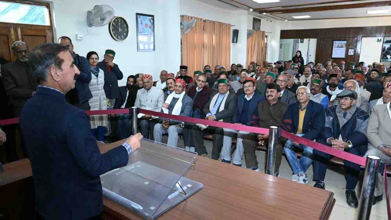 Himachal News: सीएम सुक्खू का ऐलान- एक माह के भीतर होगी पैंशनरों के लंबित चिकित्सा बिलों की अदायगी
