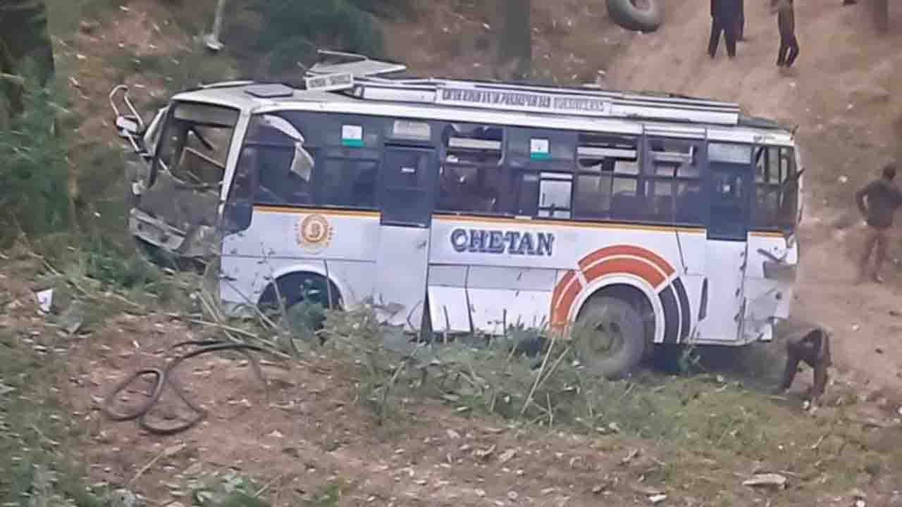 Mandi Bus Accident: मंडी के चरखड़ी में निजि बस खाई गिरी , 1 महिला की मौत 4 घायल
