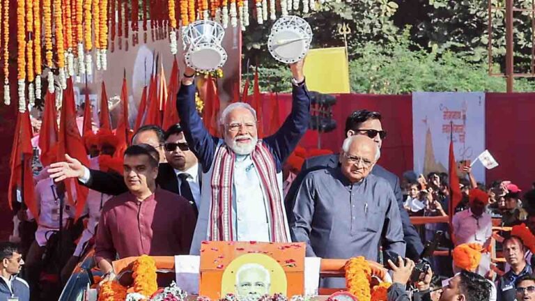PM Modi in Somnath Swabhiman Parv: सोमनाथ में 'शौर्य यात्रा' का जोरदार उत्सव! पीएम मोदी ने घोड़ों के दस्ते के साथ निकाली भव्य सवारी