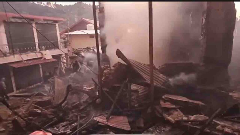 Arki Fire: अर्की बाजार में आधी रात को भीषण आगजनी में नेपाली मूल के परिवार चपेट में आया