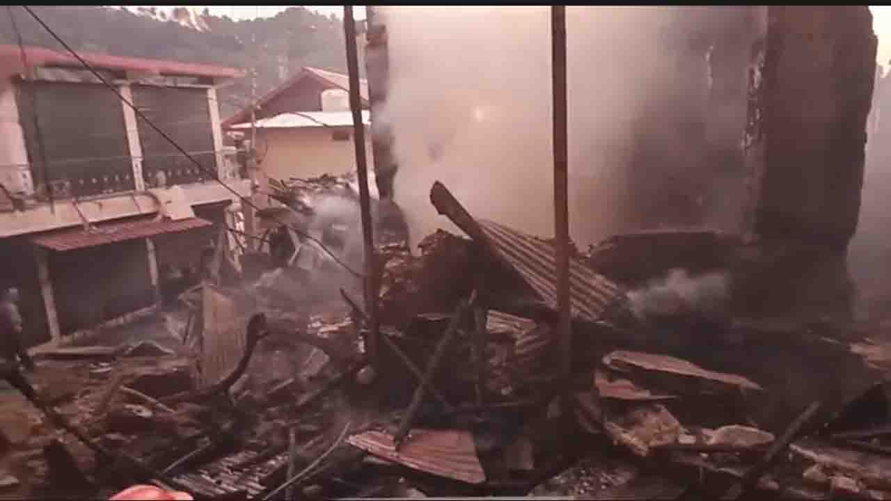 Arki Fire: अर्की बाजार में आधी रात को भीषण आगजनी में नेपाली मूल के परिवार चपेट में आया