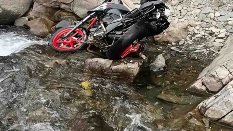 Sirmaur Road Accident: पिकअप से टकराई बाइक खड्ड में गिरी, 30 वर्षीय युवक की मौके पर गई जान