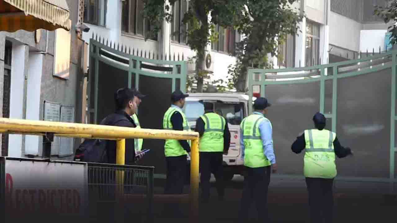 HOME 7 Delhi School Bomb Threat: दिल्ली के दो नामी स्कूलों को मिली बम से उड़ाने की धमकी, पुलिस और साइबर सेल अलर्ट पर