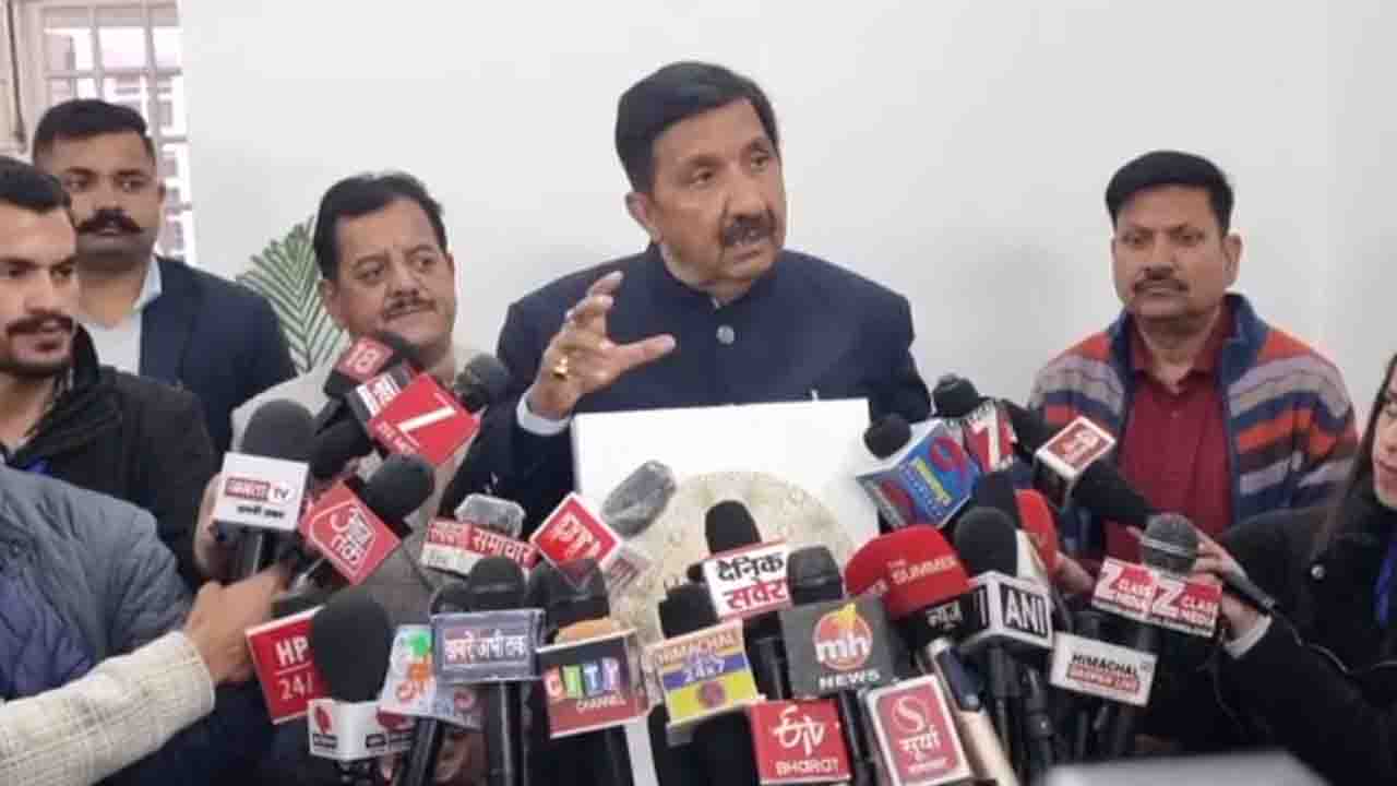 Himachal RDG Controversy: संविधान की प्रति लेकर विधानसभा में पहुंचे डिप्टी CM मुकेश अग्निहोत्री, RDG के मुद्दे पर केंद्र सरकार और प्रदेश भाजपा को घेरा