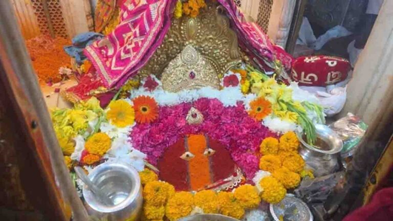 Shri Chintpurni Mata Gold Crown: माता चिंतपूर्णी मंदिर में पंजाबी श्रद्धालु ने चुपचाप चढ़ाया 25 तोले सोने का शानदार मुकुट-टिका