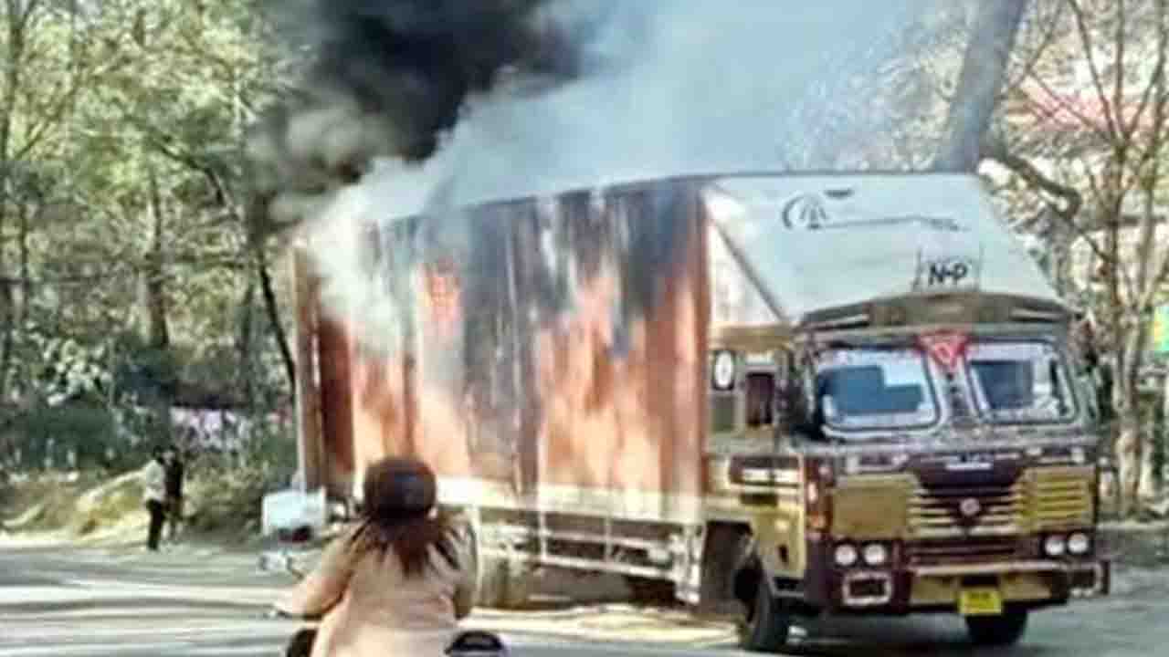 Hamirpur News: चेन्नई से हिमाचल आ रहे कंटेनर में लगी भीषण आग, सेना के जवान की कार-बाइक सहित सारा सामान जलकर राख