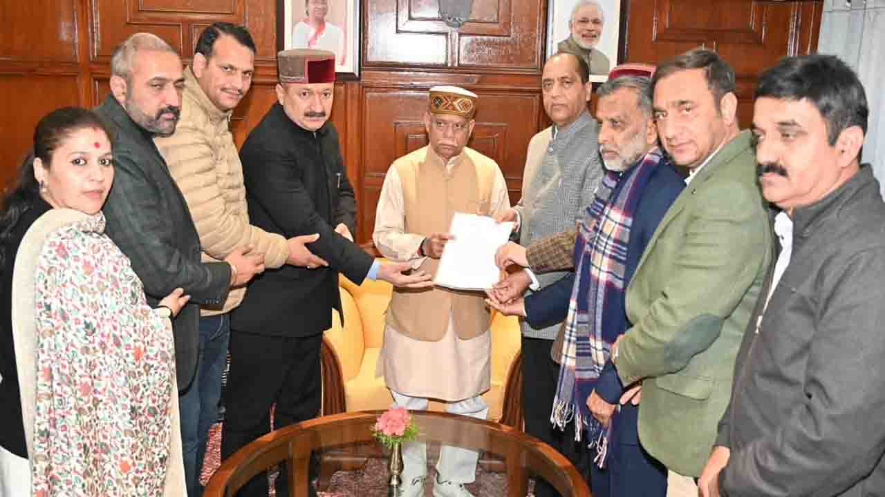 Himachal-Delhi Police Dispute: हिमाचल की राजनीति गरमाई, BJP नेताओं ने राज्यपाल शिव प्रताप से मुलाकात कर सौंपा ज्ञापन