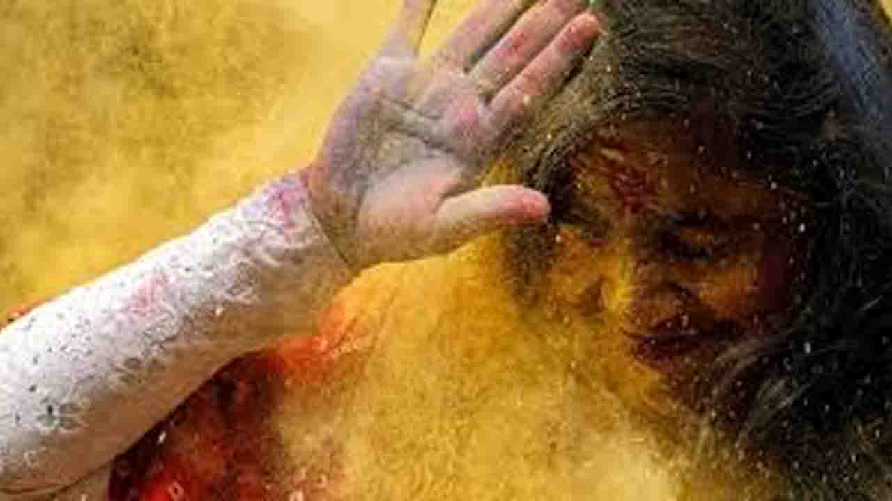 Holi Skin Care: होली के रंगों से त्वचा और बालों को बचाना है? अपनाएं शहनाज हुसैन के ये जादुई टिप्स