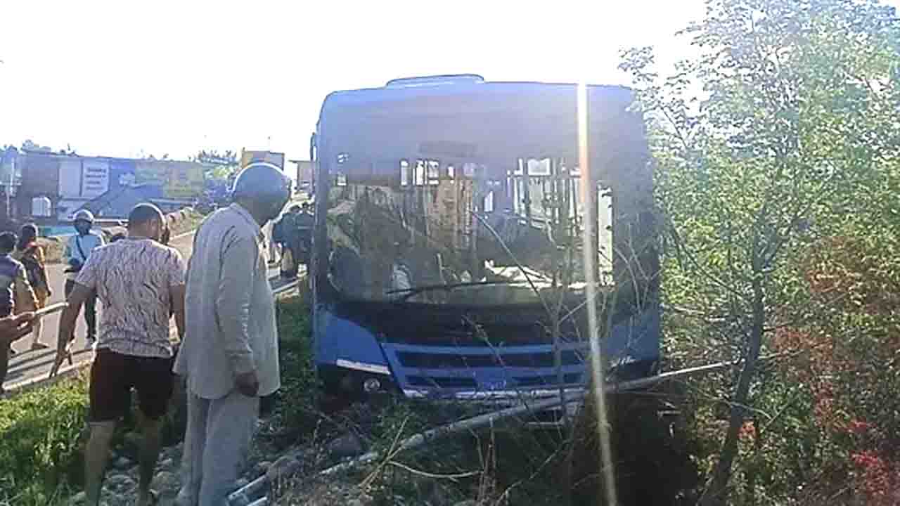 HOME 3 HRTC Bus Accident Bilaspur: धर्मशाला जा रही HRTC बस अनियंत्रित होकर खेतों में घुसी, 25 यात्रियों की बाल-बाल बची जान