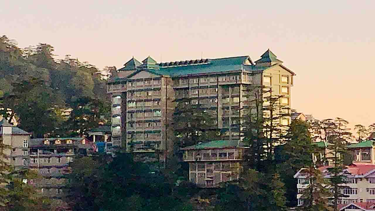 HP High Court: अब गृह जिले में नहीं होगी स्टेट कैडर कर्मचारियों की तैनाती, तबादलों के लिए 100-150 KM की दूरी अनिवार्य