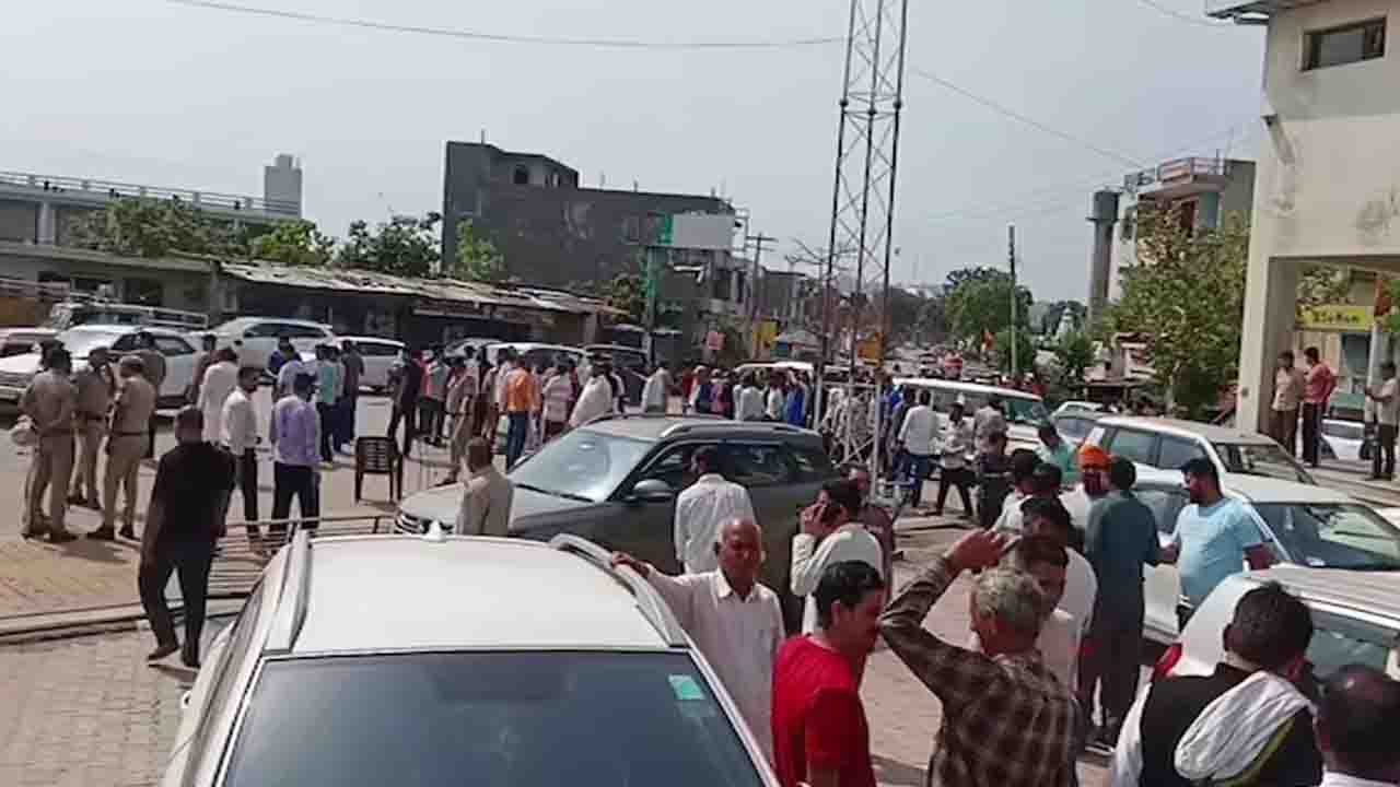 HP Entry Tax Controversy: เคนเคฟเคฎเคพเคเคฒ เคเคเคเฅเคฐเฅ เคเฅเคเฅเคธ เคฌเคขเคผเคพเค เคเคพเคจเฅ เคเฅ เคตเคฟเคฐเฅเคง เคฎเฅเค เคฌเคฐเฅเคเฅเคตเคพเคฒเคพ เคฌเฅเคฐเฅเคกเคฐ เคชเคฐ เคธเฅเคฅเคพเคจเฅเคฏ เคฒเฅเคเฅเค เคเคพ เคชเฅเคฐเคฆเคฐเฅเคถเคจ, 'เคเฅเคเคกเคพ เคเฅเคเฅเคธ' เคฌเคคเคพเคคเฅ เคนเฅเค 5 เคเคฟเคฎเฅ เคฆเคพเคฏเคฐเฅ เคฎเฅเค เคเฅเค เคฆเฅเคจเฅ เคเฅ เคฎเคพเคเค