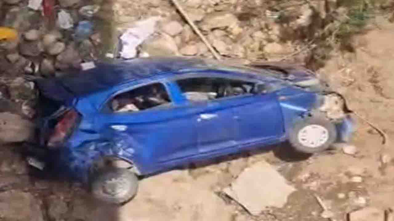 Mandi Road Accident: स्कूल का रिजल्ट लेकर कार से घर लौट रहे 4 बच्चों सहित 6 लोग गहरी खाई में गिरे