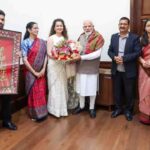 Kangana Ranaut Birthday: परिवार संग PM मोदी से मिलीं ‘क्वीन’, खास तोहफे के साथ लिया प्रधानमंत्री का आशीर्वाद