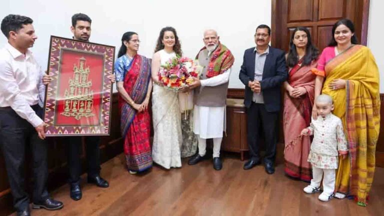 Kangana Ranaut Birthday: परिवार संग PM मोदी से मिलीं 'क्वीन', खास तोहफे के साथ लिया प्रधानमंत्री का आशीर्वाद