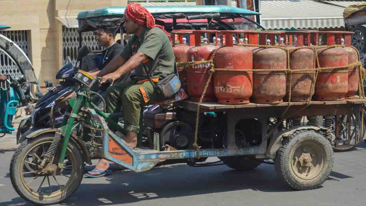 HOME 6 LPG Supply India 2026: देश में घरेलू LPG सिलेंडरों की डिलीवरी सामान्य, Online LPG Cylinder Booking में 94 प्रतिशत की वृद्धि