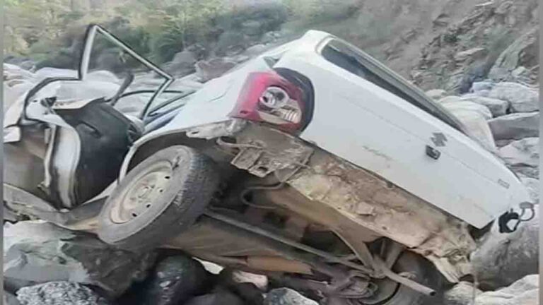 Shahpur Road Accident: शाहपुर में चडी-घेरा मार्ग पर गहरी खाई में गिरी कार, दो की मौत, तीन की हालत नाजुक