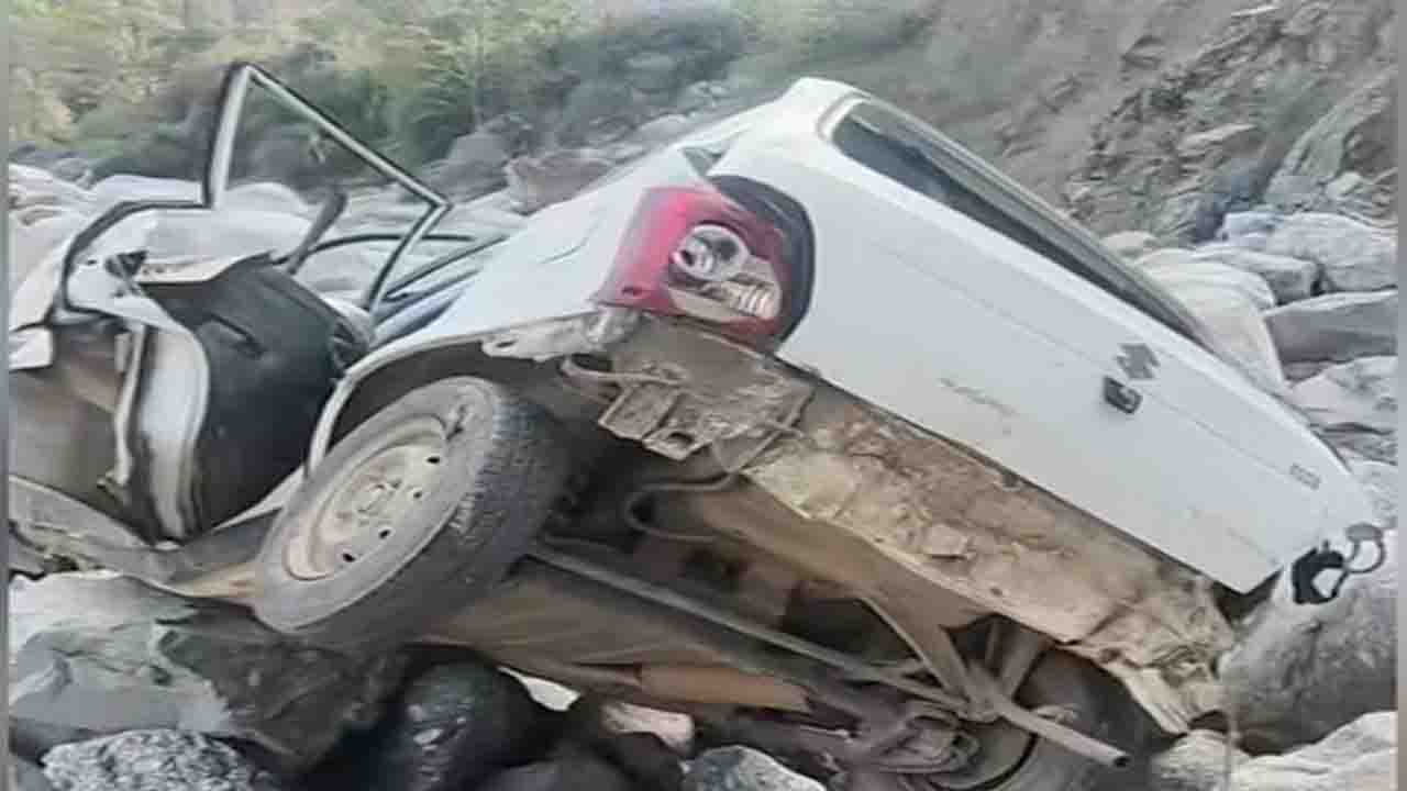 HOME 2 Shahpur Road Accident: शाहपुर में चडी-घेरा मार्ग पर गहरी खाई में गिरी कार, दो की मौत, तीन की हालत नाजुक