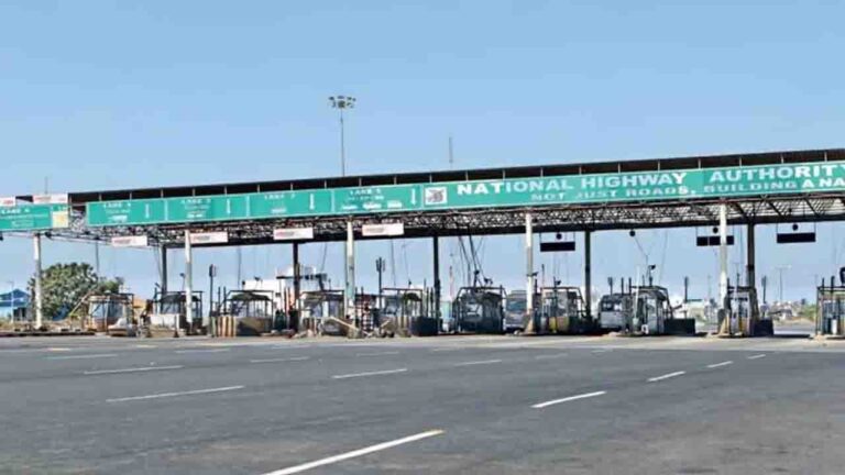  Toll Tax New Rules 2026 : NHAI New Rules: देश के नेशनल हाईवे पर कल से खत्म होगी कैश लेन, बिना FASTag दोगुना जुर्माना और UPI का विकल्प