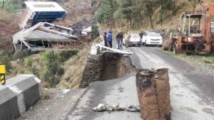 Chamba Road Accident: भरमौर में सड़क धंसने से खाई में गिरी पिकअप, एक की मौत, एक गंभीर घायल