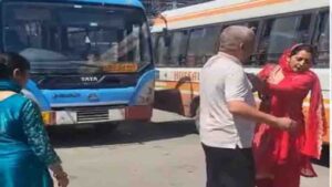 Bilaspur News: घुमारवीं बस स्टैंड पर ननद-भाभी ने कंडक्टर को चप्पलों से पीटा, फाड़े कपड़े