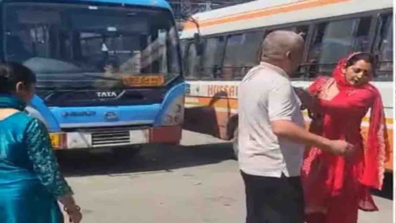 Bilaspur News: घुमारवीं बस स्टैंड पर ननद-भाभी ने कंडक्टर को चप्पलों से पीटा, फाड़े कपड़े