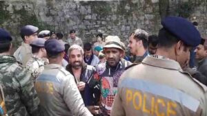 Shimla News: दृष्टिबाधितों की सीएम आवास को घेरने की कोशिश, प्रदर्शनकारियों ने SDM ओशीन शर्मा से बात करने से किया इनकार