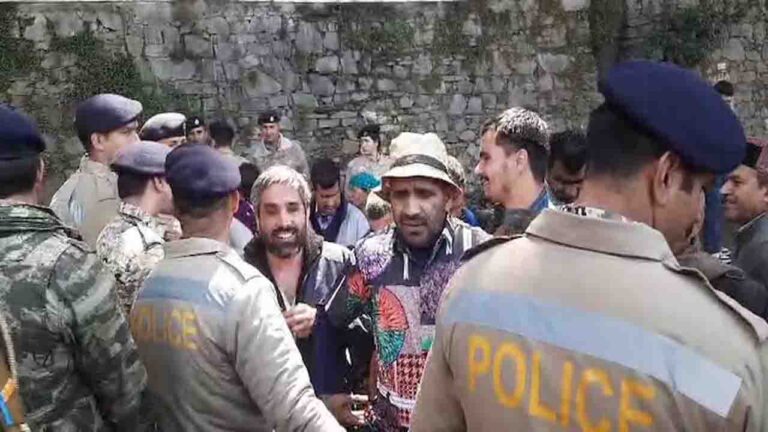 Shimla News: दृष्टिबाधितों की सीएम आवास को घेरने की कोशिश, प्रदर्शनकारियों ने SDM ओशीन शर्मा से बात करने से किया इनकार