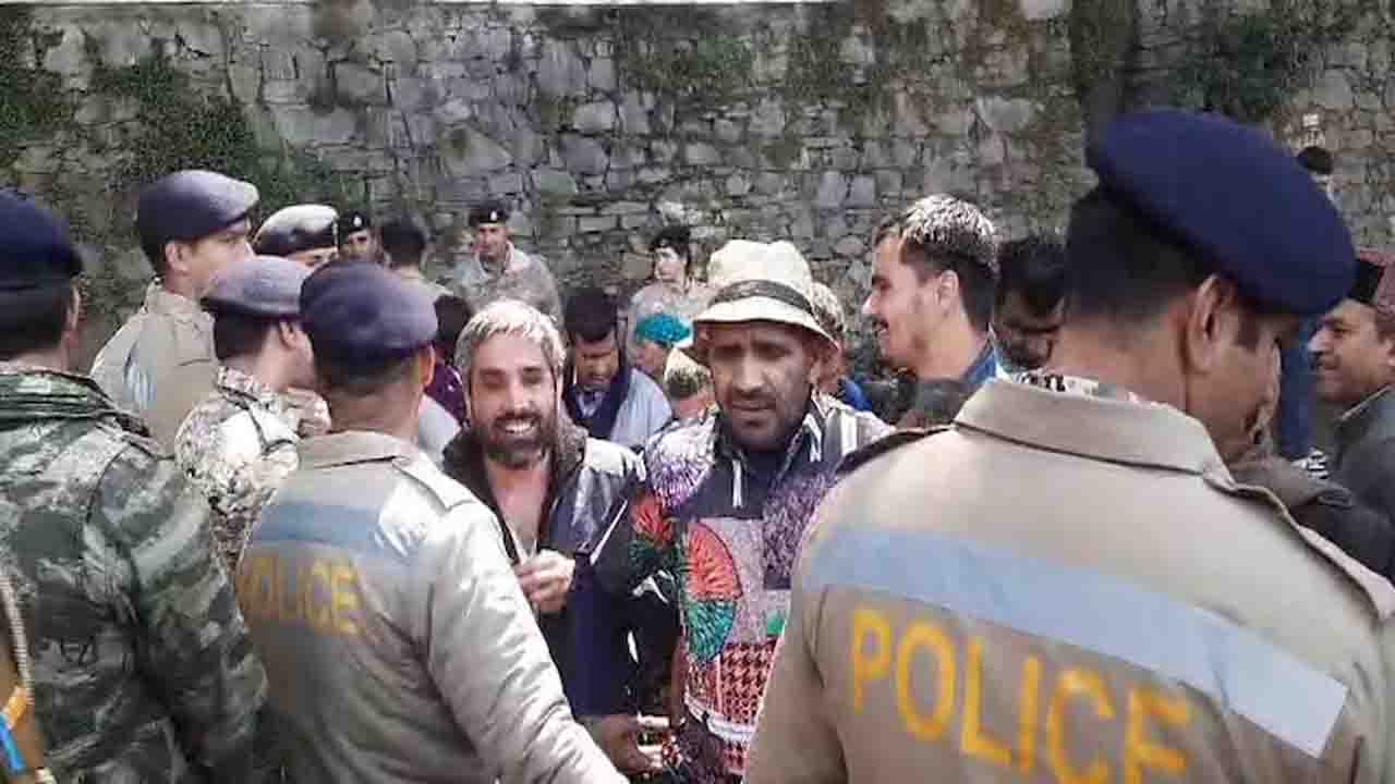 Shimla News: दृष्टिबाधितों की सीएम आवास को घेरने की कोशिश, प्रदर्शनकारियों ने SDM ओशीन शर्मा से बात करने से किया इनकार