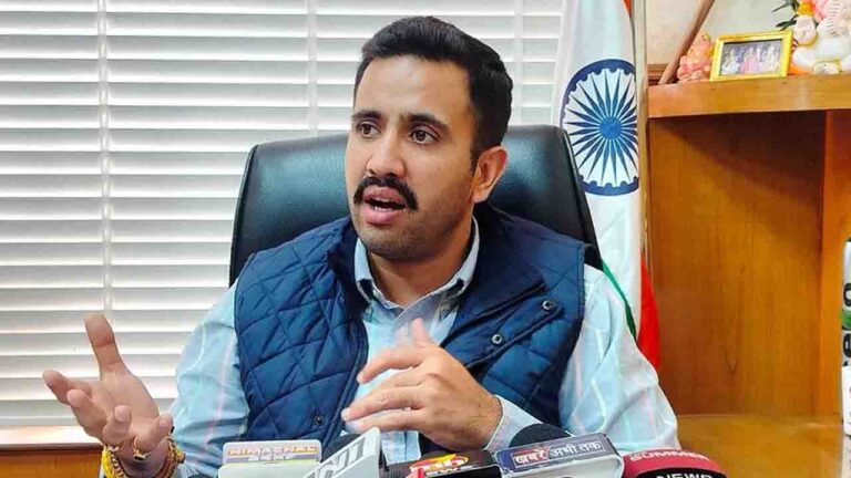 Himachal Pradesh Debt: हिमाचल प्रदेश पर 1 लाख करोड़ के पार पहुंचा ऋण, मंत्री विक्रमादित्य सिंह ने वेतन स्थगन को बताया मजबूरी