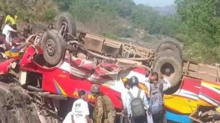 Jammu and Kashmir bus accident जम्मू-कश्मीर के उधमपुर में खाई में गिरी बस, शुरुवाती जानकारी में 10 लोगों की मौत की आशंका Udhampur bus accident,