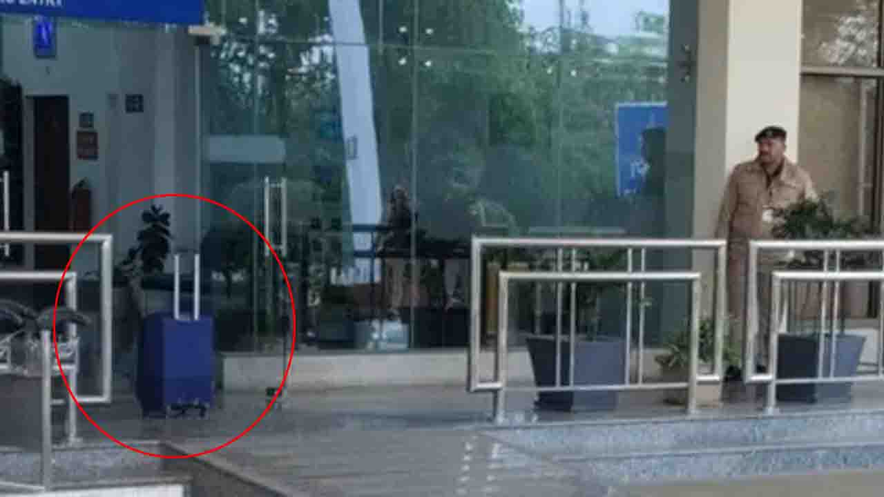 Kangra Airport पर लावारिस बैग मिलने से हड़कंप, दिल्ली से आने वाली फ्लाइट रोकी गई, जानें क्या है पूरा मामला