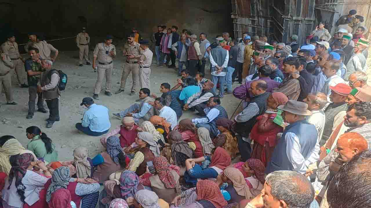 Luhri Hydro Project Compensation: लुहरी हाइड्रो प्रोजेक्ट से प्रभावित किसानों ने खोला मोर्चा, मुआवजा और रोजगार न मिलने से भड़के लोग