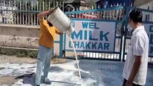 Himachal Milk Crisis: मिल्क प्लांट के गेट पर बहाया 1200 लीटर दूध, बैंक के कर्ज तले दबे किसान का छलका दर्द
