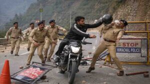 Sirmour Police: नाका तोड़ भाग रहे बाइक सवार ने सिपाही को हेलमेट मारकर किया घायल