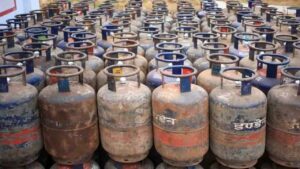 LPG Price News: कमर्शियल गैस सिलेंडर की कीमतों में भारी उछाल, अब चुकानी होगी इतनी बड़ी कीमत
