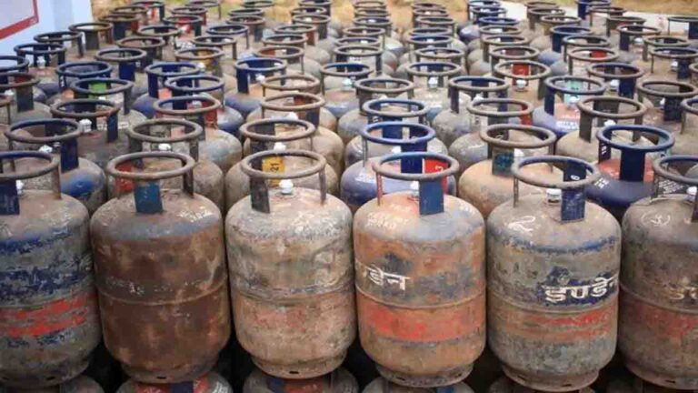 LPG Price News: कमर्शियल गैस सिलेंडर की कीमतों में भारी उछाल, अब चुकानी होगी इतनी बड़ी कीमत