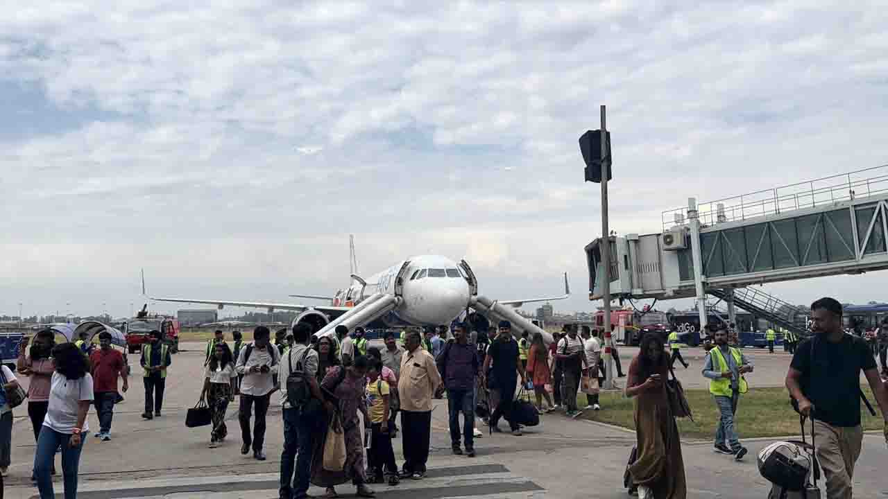 Indigo Flight Fire: चंडीगढ़ एयरपोर्ट पर इंडिगो की फ्लाइट में पावर बैंक में आग लगने से मचा हडकंप, यात्रियों को सुरक्षित निकाला गया