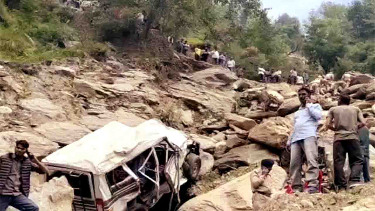 HOME 13 Kullu Road Accident: वोट डालकर मेले जा रहे लोगों की टाटा सूमो खाई में गिरी, 3 महिलाओं की मौत, 9 घायल