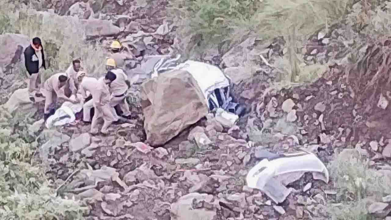 HOME 12 Mandi Road Accident: शिकारी देवी मंदिर के पास भीषण हादसा, दो की मौत, 3 घायल
