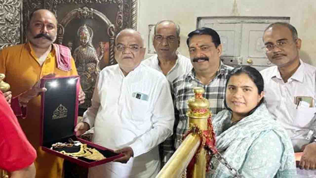 Mata Bajreshwari Devi Temple Kangra News पुणे के श्रद्धालु ने माता बज्रेश्वरी मंदिर में चढ़ाया 100 ग्राम सोने का हार, देखें तस्वीरें