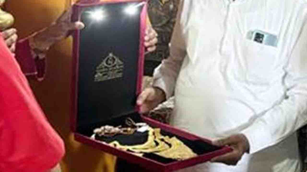 आस्था:  पुणे के श्रद्धालु ने माता बज्रेश्वरी मंदिर में चढ़ाया 100 ग्राम सोने का हार, देखें तस्वीरें