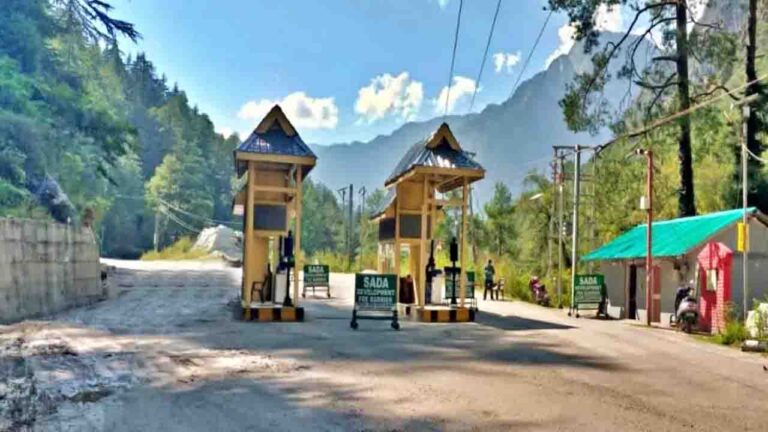 SADA Barrier Kasol: अब हिमाचल के 10 जिलों की टैक्सियों पर लगा भारी टैक्स, जानें दरें