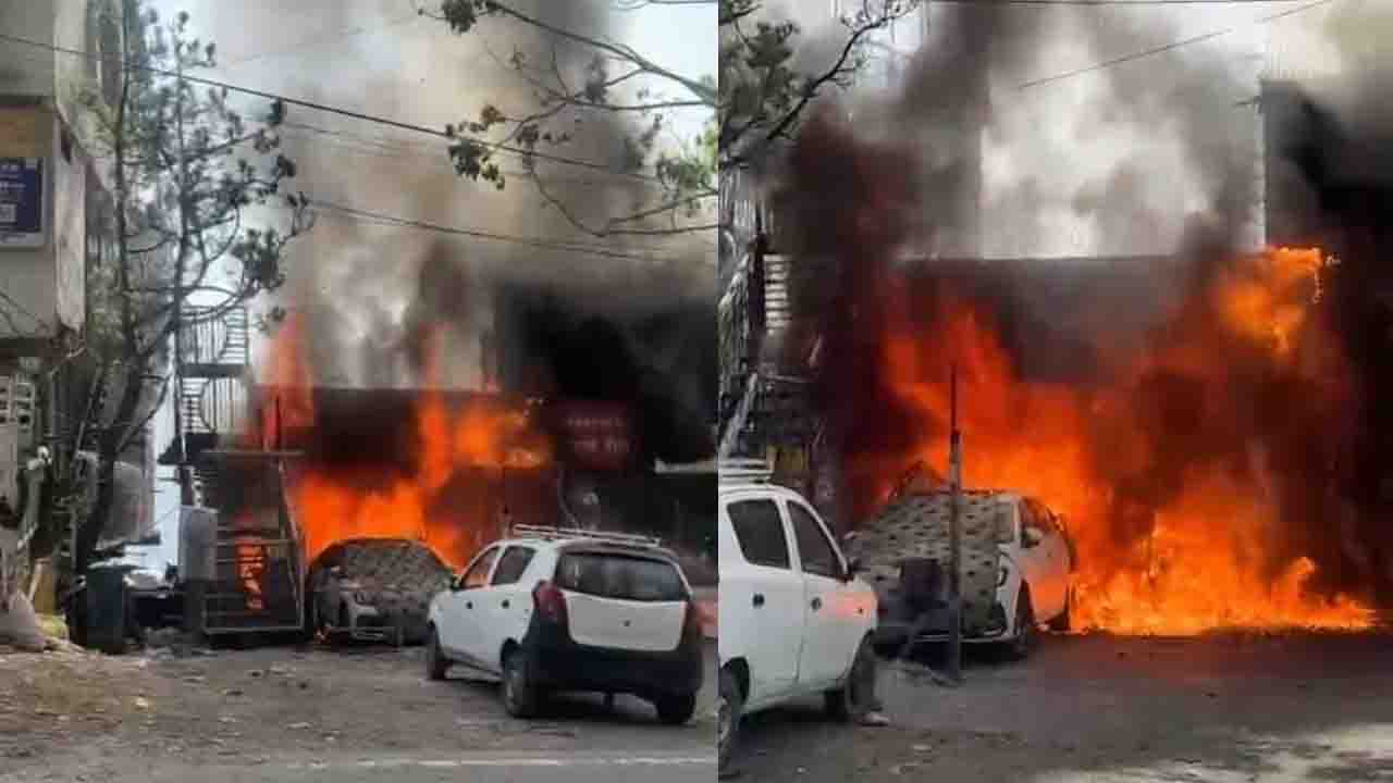 HOME 12 Shimla Fire News: शिमला के कच्ची घाटी में बाइक शोरूम में भड़की आग, कार सहित 33 वाहन जले, लाखों का नुकसान