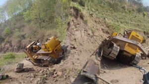 Solan News: रिटायरमेंट जश्न की तैयारी कर रहे परिवार पर अचानक टूटा दु:खों का पहाड़, बुलडोजर पलटने से चालक की दर्दनाक मौत,