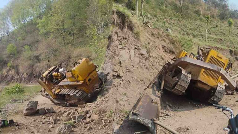 Solan News: रिटायरमेंट जश्न की तैयारी कर रहे परिवार पर अचानक टूटा दु:खों का पहाड़, बुलडोजर पलटने से चालक की दर्दनाक मौत,