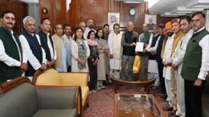Himachal Politics: हिमाचल चुनाव में आचार संहिता उल्लंघन के आरोपों के साथ भाजपा पहुंची राजभवन, सुक्खू सरकार पर लगाए गंभीर आरोप