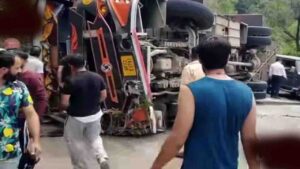 Himachal bus accident हिमाचल प्रदेश के नूरपुर में बड़ा हादसा, चालक को दिल का दौरा पड़ने से पलटी निजी बस, 15 घायल