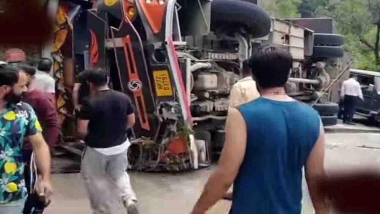 Himachal bus accident हिमाचल प्रदेश के नूरपुर में बड़ा हादसा, चालक को दिल का दौरा पड़ने से पलटी निजी बस, 15 घायल