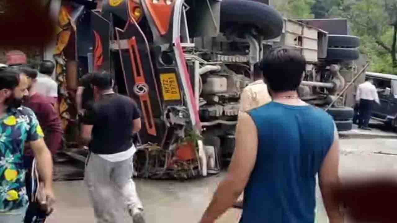 Himachal bus accident हिमाचल प्रदेश के नूरपुर में बड़ा हादसा, चालक को दिल का दौरा पड़ने से पलटी निजी बस, 15 घायल