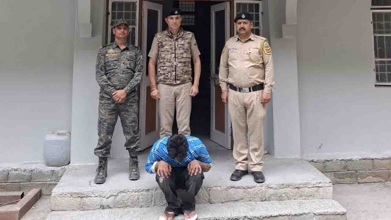 Kasol Firing Case: कसोल फायरिंग केस में पुलिस की बड़ी कामयाबी, फरार आरोपी पंजाब से गिरफ्तार, इटली भागने की थी तैयारी